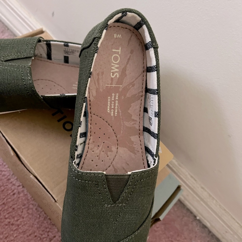 TOMS Hunter Green Women Loafers NWT